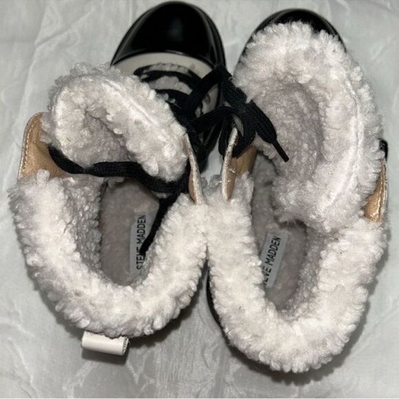 Steve Madden Color block Bone/Black Leather Lace Up
Boots(Size 8) - Picture 7 of 9